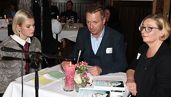 Helena Zacher, Stiftungsgründer Karl-Heinz Zacher mit Dorothea Seitz, Autorin des Nina Zacher Buches „Such dir einen schönen Stern am Himmel“ (©Foto: Martin Schmitz)